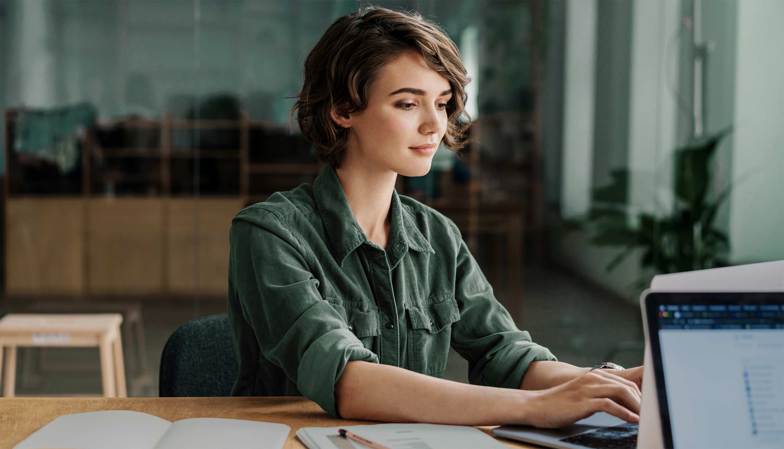 Virtual Home Staging – leerer Raum verwandelt in eingerichtetes Wohnzimmer